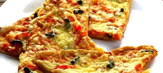 Пицца с копченостями и черносливом