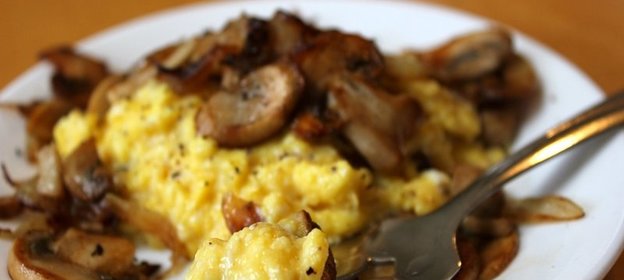 Яичница с шампиньонами