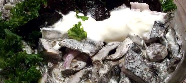 Соленые грузди в сметане