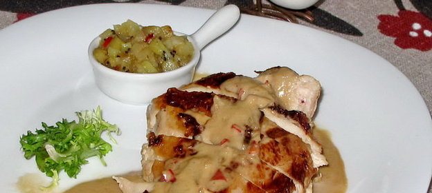 Цыпленок в кокосовом маринаде с сальсой из ананаса и киви