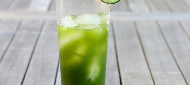 Смузи с огурцом, яблоком и мятой