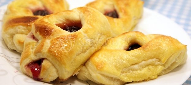 Расстегаи с черничным джемом