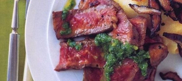 Стейк под соусом из петрушки с жареными грибами