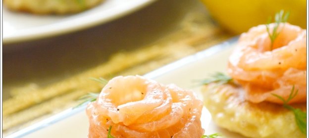 Рисовые мини-лепешки с семгой