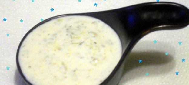 Йогуртовый соус с чесноком и маринованным огурцом