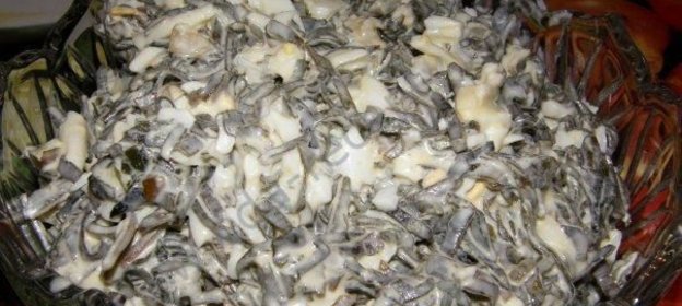 Простой салат из консервированной морской капусты