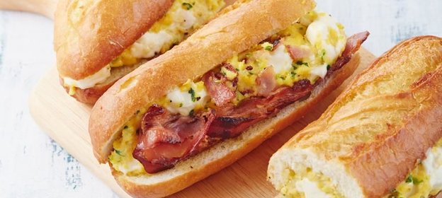 Горячий багет с яйцами-скрэмбл и брынзой