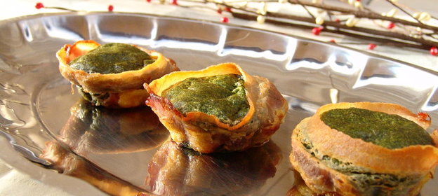 Шпинатные кексики в беконе