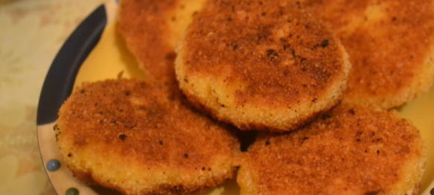 Рыбный бульон с рисом, морковью и зеленым горошком