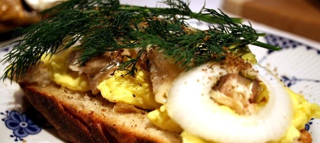 Яичница с селедкой