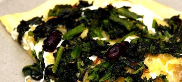 Пицца с брокколи, луком и маслинами