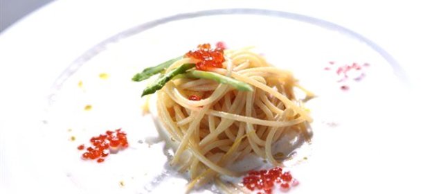 Спагетти с цедрой апельсина со сливочным соусом и красной икрой