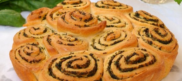 Булочки с зелёным соусом