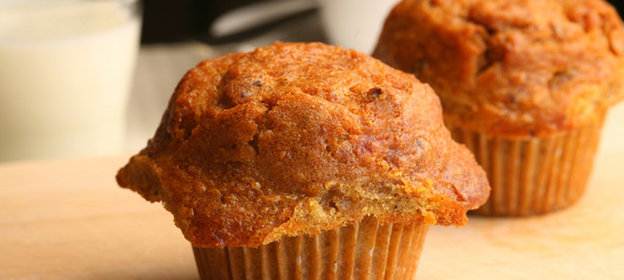 Маффины с клубникой и хурмой