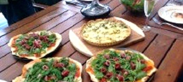 Пицца с пармской ветчиной и рукколой