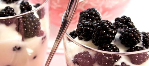 Легкий йогуртовый десерт с медом и ежевикой