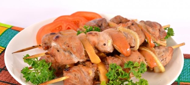 Свинина с яблоками на шпажках в соево-апельсиновом маринаде