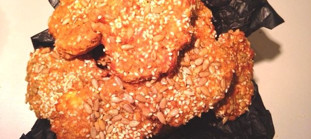 Лепешки с кунжутом, семечками и сыром на сыворотке