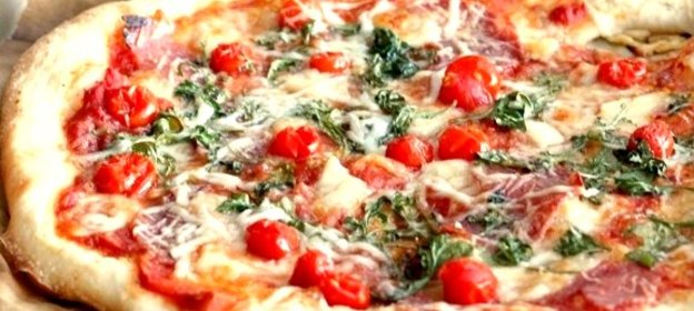 Пицца с салями, помидорами и сыром