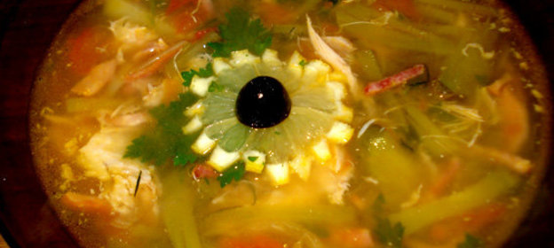 Солянка сборная (семейная) на курином бульоне