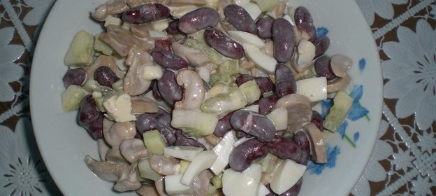 Салат из фасоли и грибов (вариант)