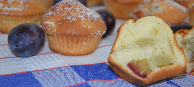 Маффины с грушей и сливой