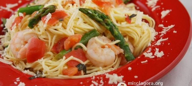 Паста с креветками, спаржей и базиликом