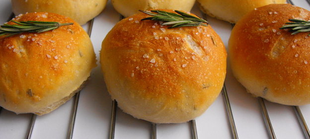 Хлебные булочки с розмарином