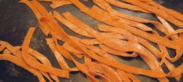 Макароны со шпикачками и соусом «Песто»