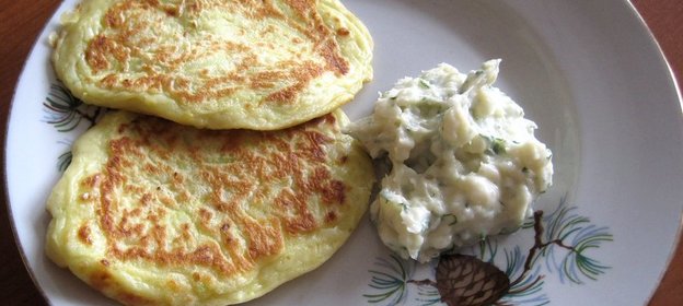 Оладьи из цукини с сырным соусом