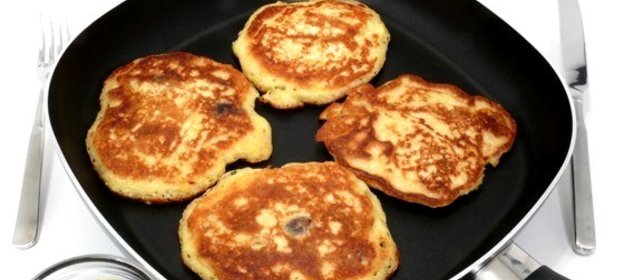 Оладьи манные на меду с вареньем