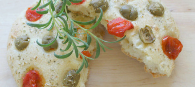 Постная лепешка на манной крупе с томатами и оливками