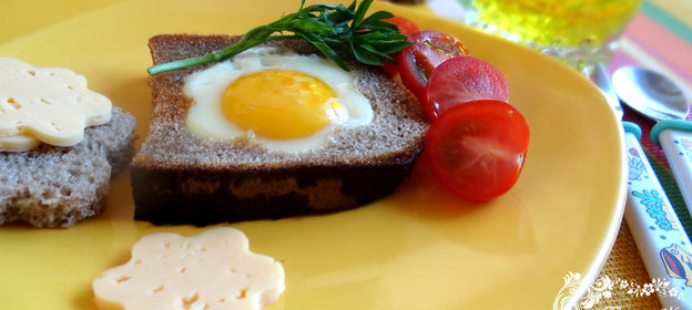 Яичница в тосте или цветочный завтрак для ребенка