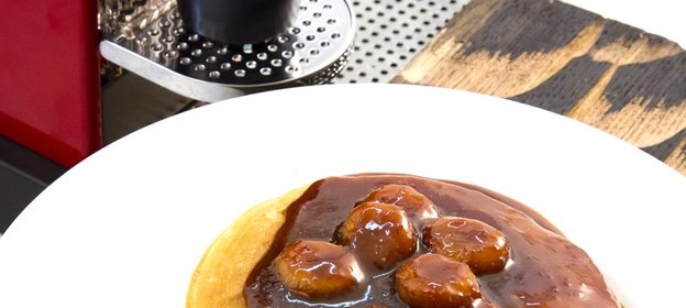 Кефирные оладьи с бананом в карамельном соусе