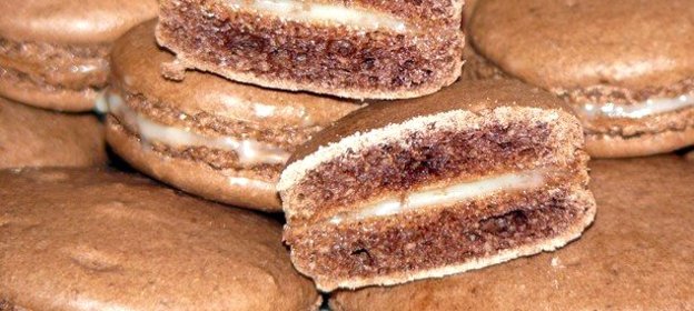 Шоколадные пирожные макароны