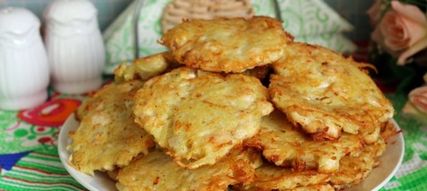 Картофельные оладьи с курицей и луком