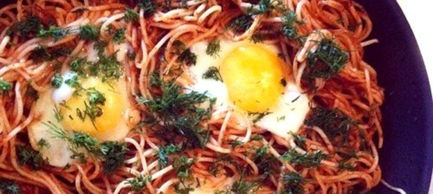 Спагетти с яйцами и томатным соусом