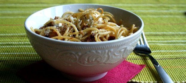 Теплый салат из лисичек, феты и пасты