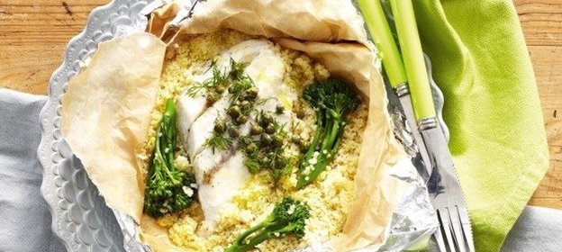 Запеченный морской окунь с травами и кускусом