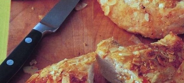 Миндально-абрикосовая курица с мятным соусом песто