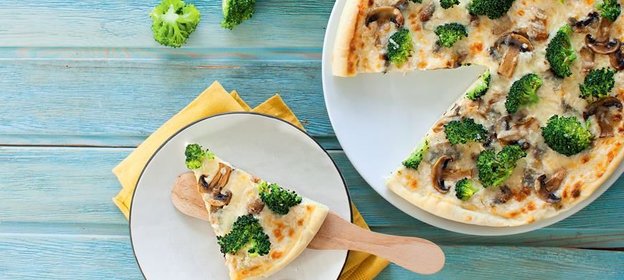 Белая пицца с брокколи и грибами