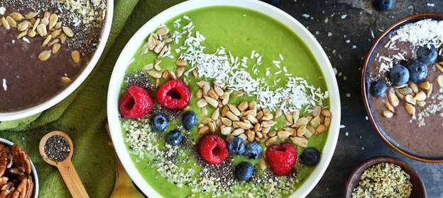 Смузи из авокадо и бананов с ягодами