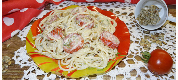 Спагетти с соево-сметанным соусои и семенами подсолнуха