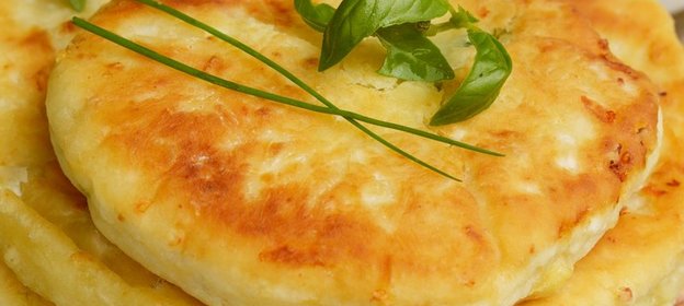 Сырные лепешки с разными начинками