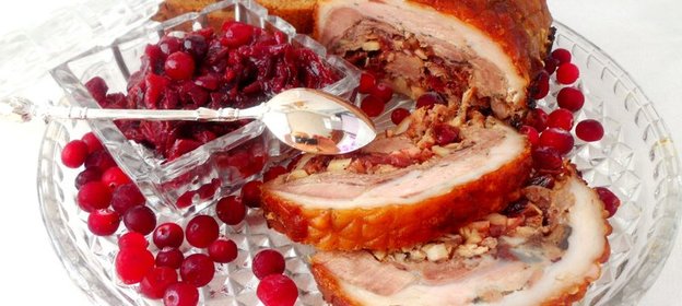 Рулька свиная фаршированная клюквенно-луковым джемом с имбирем