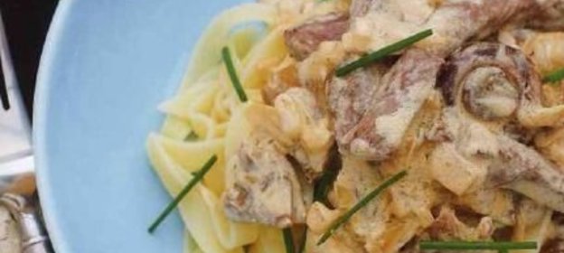 Паста с соусом из грибов и мяса