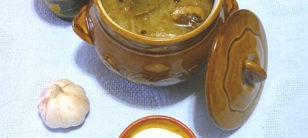 Вегетарианские щи с квашеной капустой, фасолью, свежими шампиньонами и сухими грибами, томленые в духовке