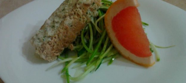 Икорная запеканка с салатом из молодого кабачка с огурцом.