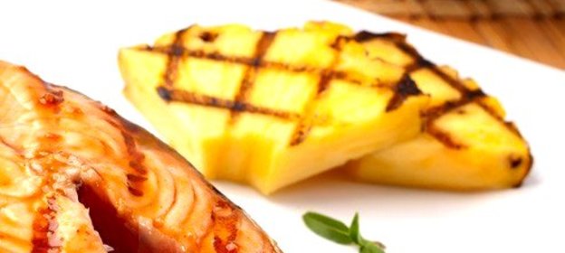 Соленые ананасы на гриле с чили