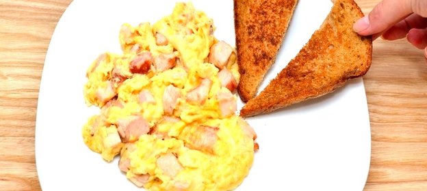 Яичница-болтунья с копченостями